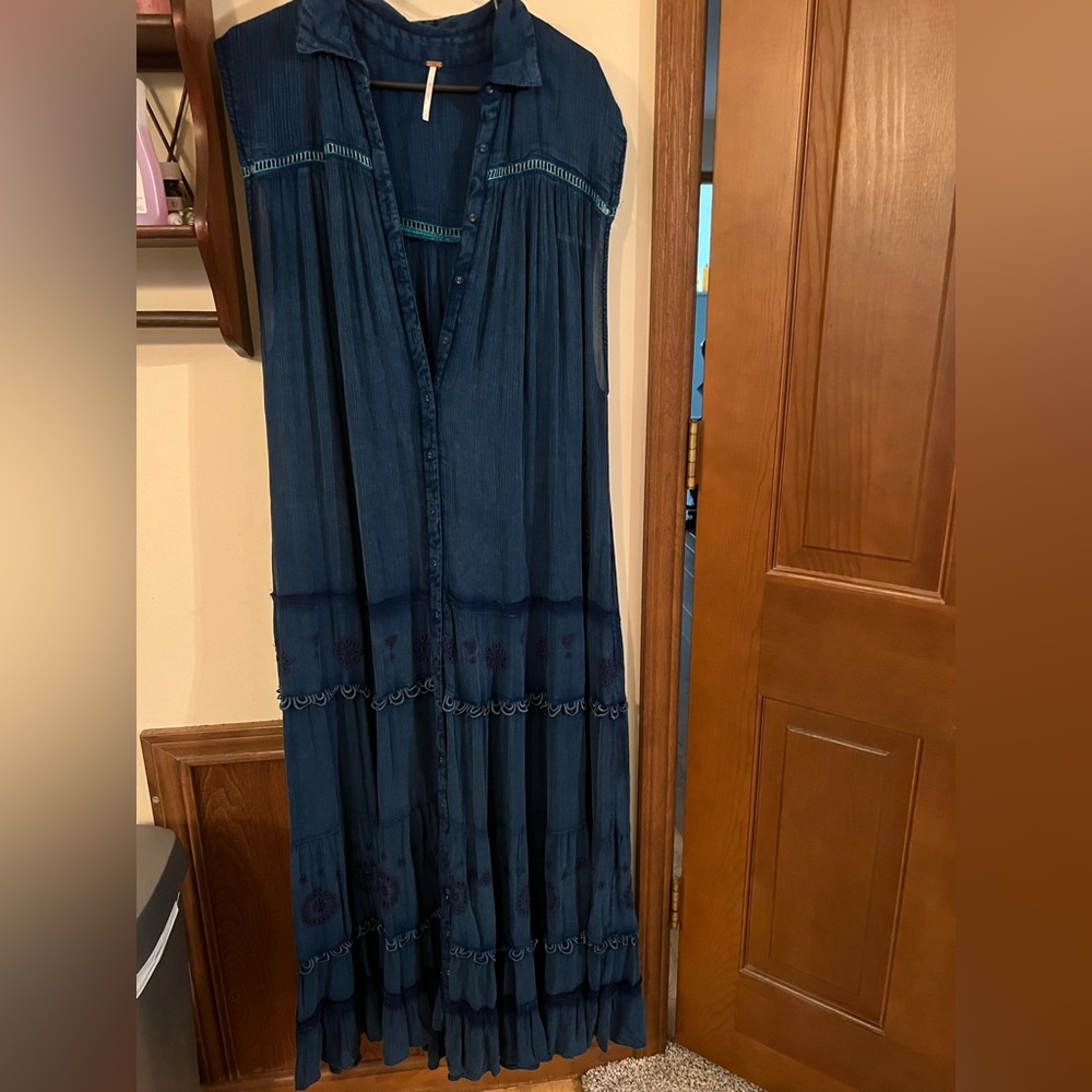 Free people long dress. Size small. Never worn no tags.